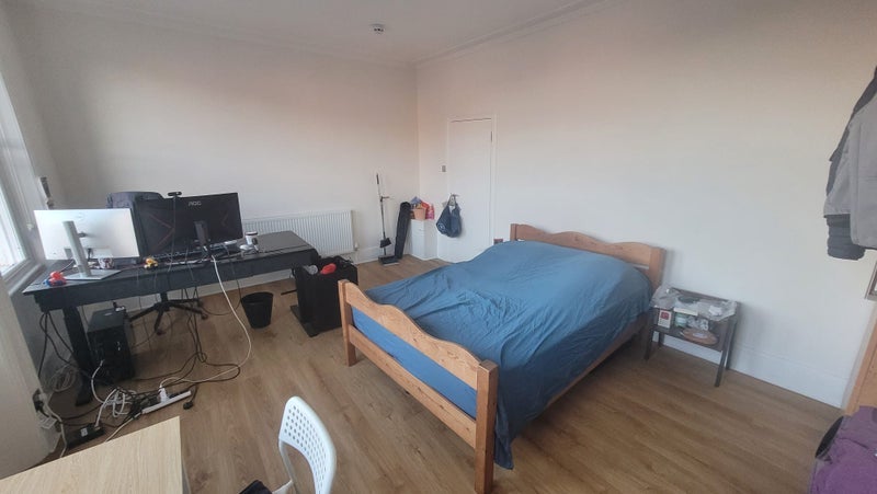 Room Ferme Park Road in Greater London