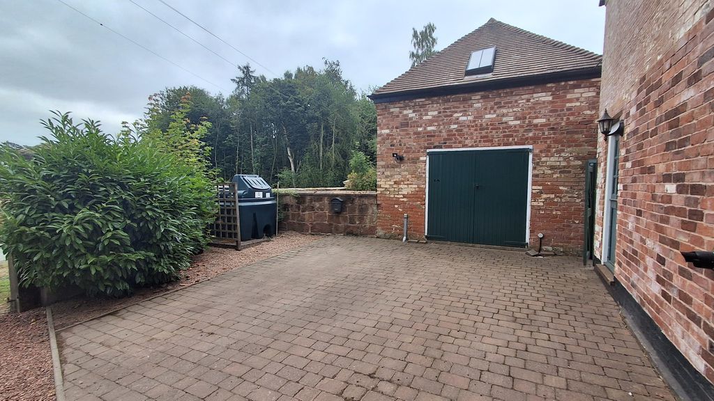 House Neachley Lane in Tong