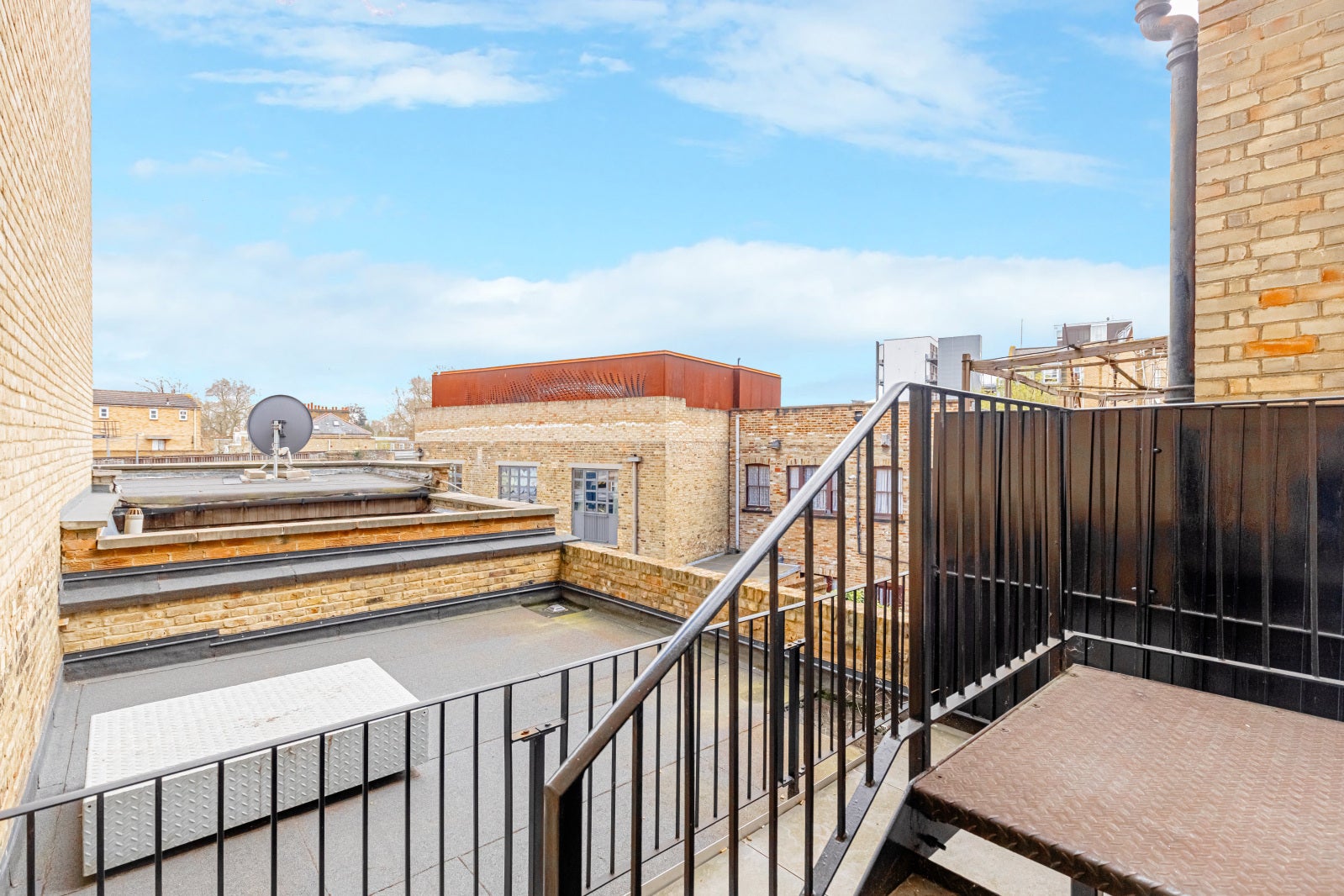 Flat Kingsland Road in Greater London