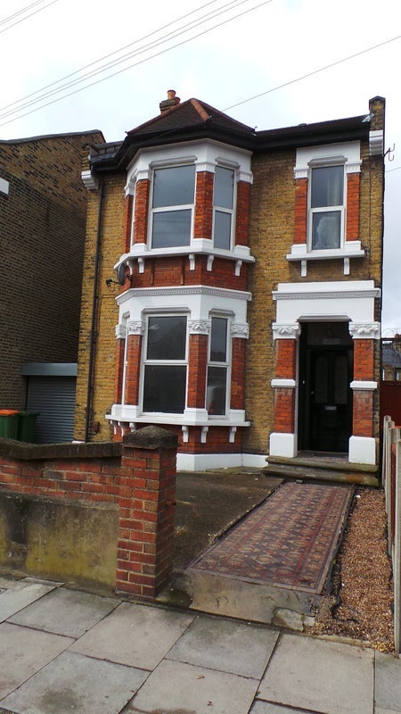 House Carnarvon Road in Greater London