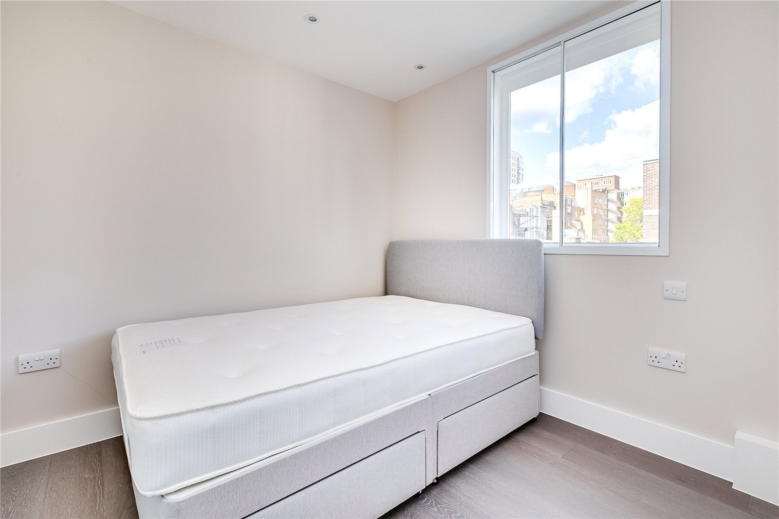 Flat Pont Street in Greater London