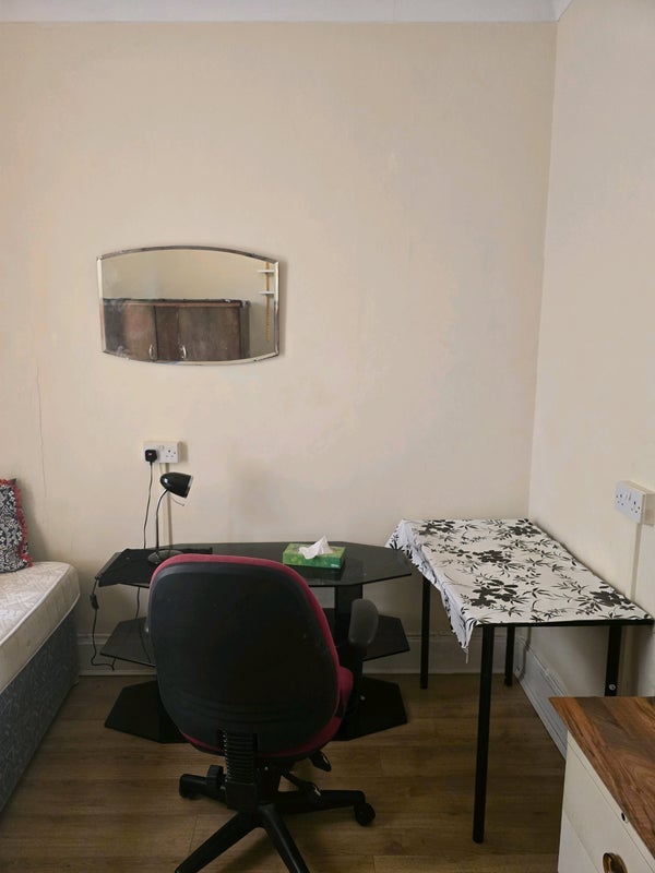 Room Forty Lane in Greater London