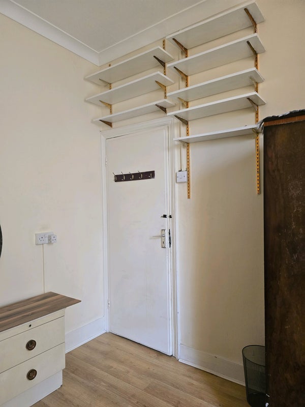 Room Forty Lane in Greater London