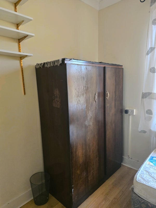 Room Forty Lane in Greater London