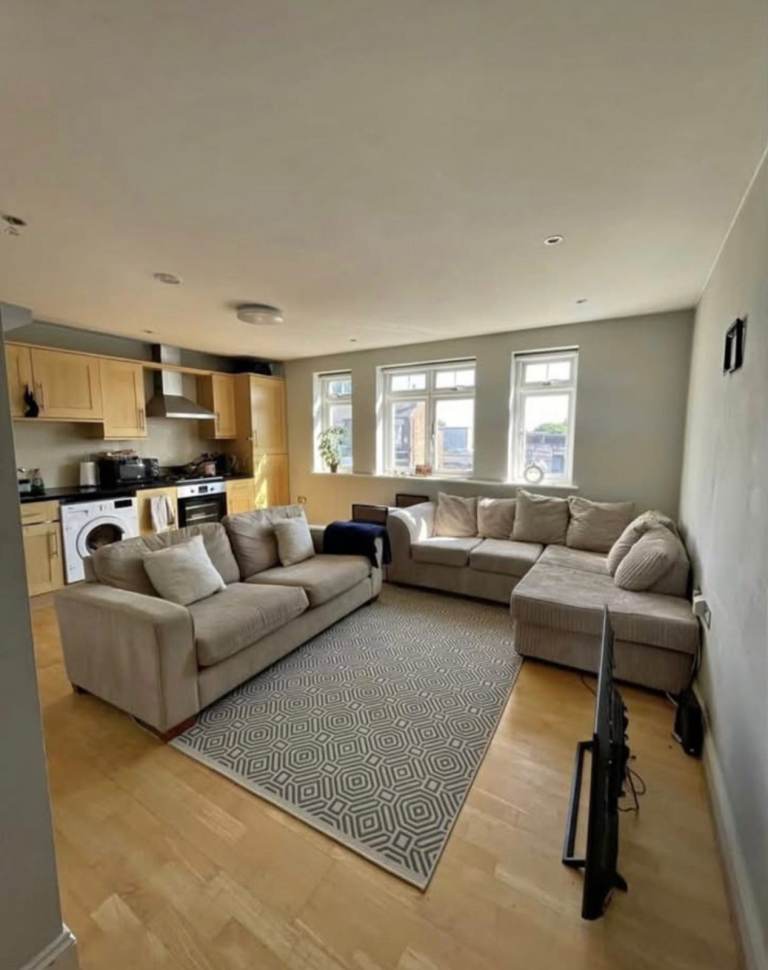 Flat Long Lane in Greater London