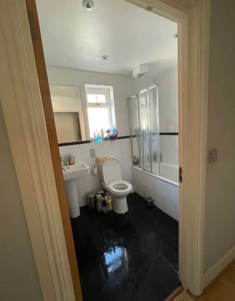 Flat Long Lane in Greater London