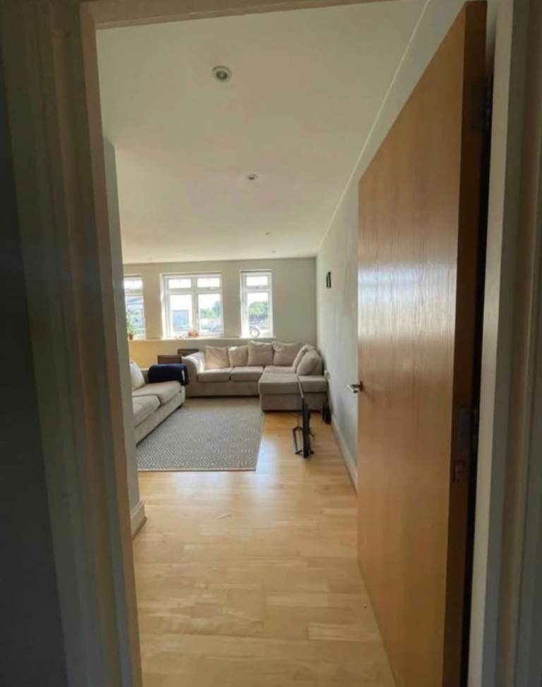 Flat Long Lane in Greater London