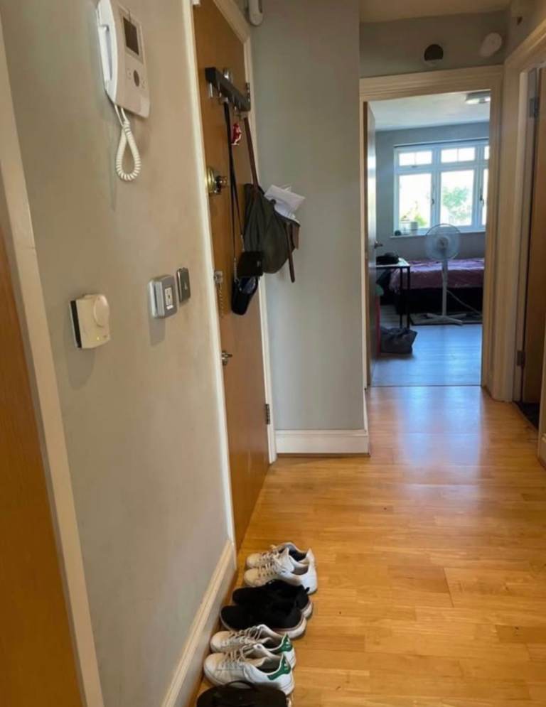 Flat Long Lane in Greater London