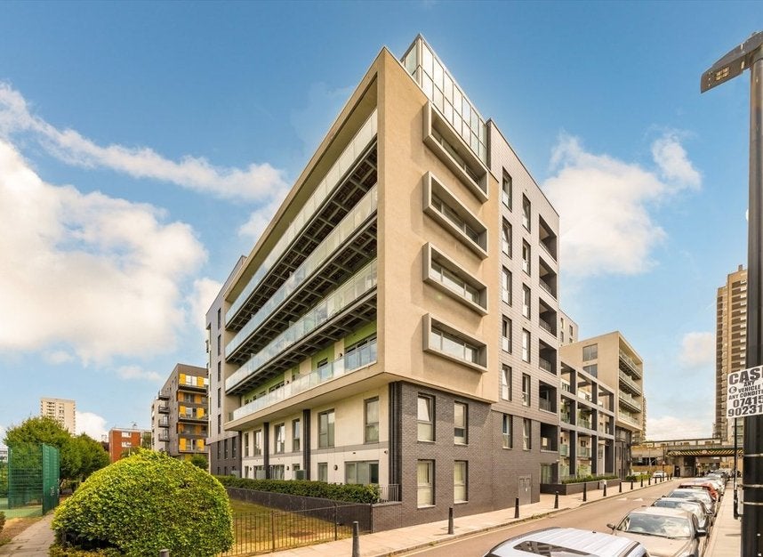 Flat Commercial Road in Greater London