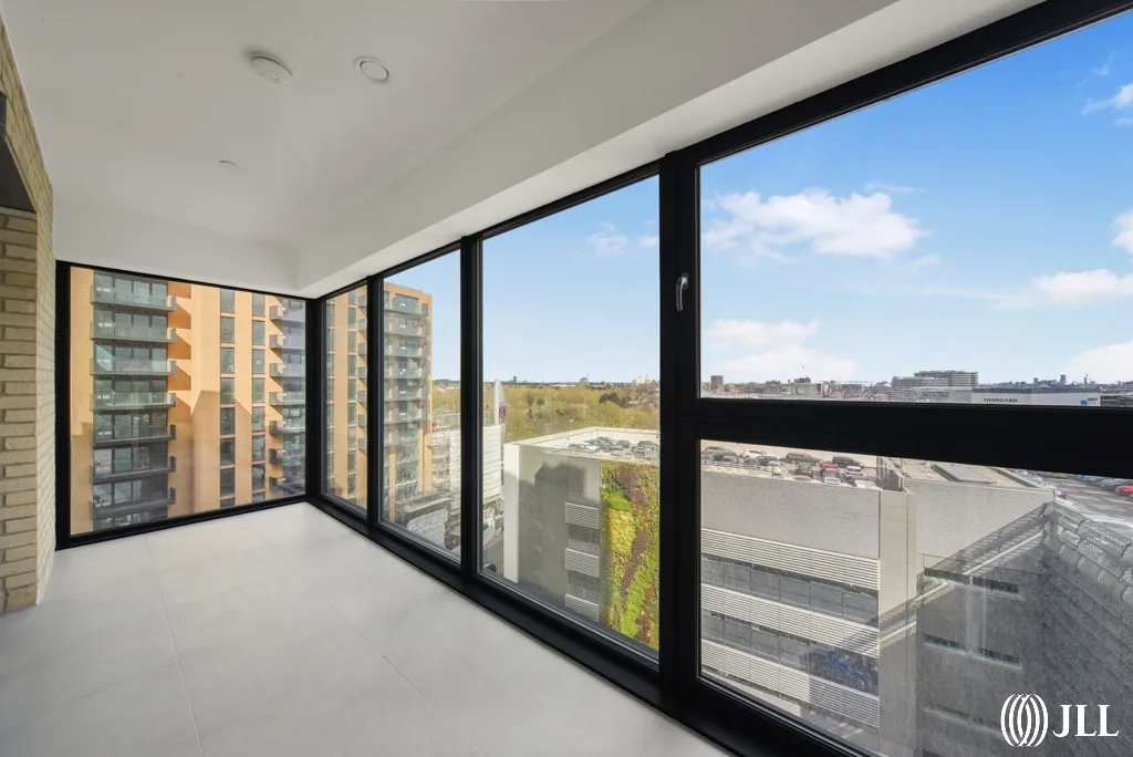 Flat Chiswick High Road in Greater London
