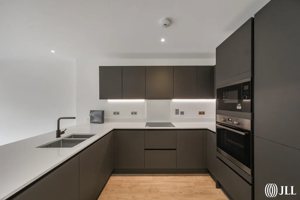 Flat Chiswick High Road in Greater London