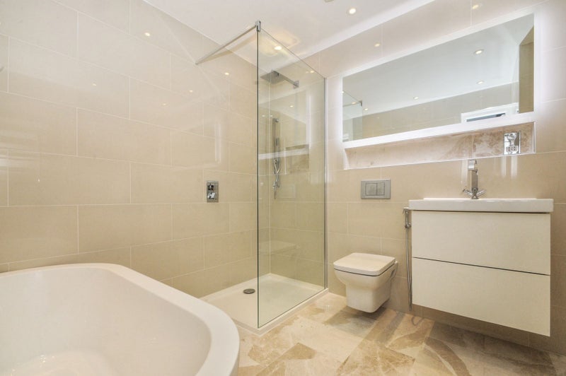 Flat Queensborough Terrace in City of Westminster