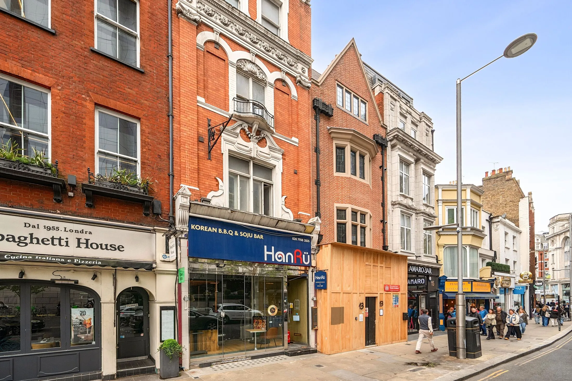 Flat Kensington Court in Greater London