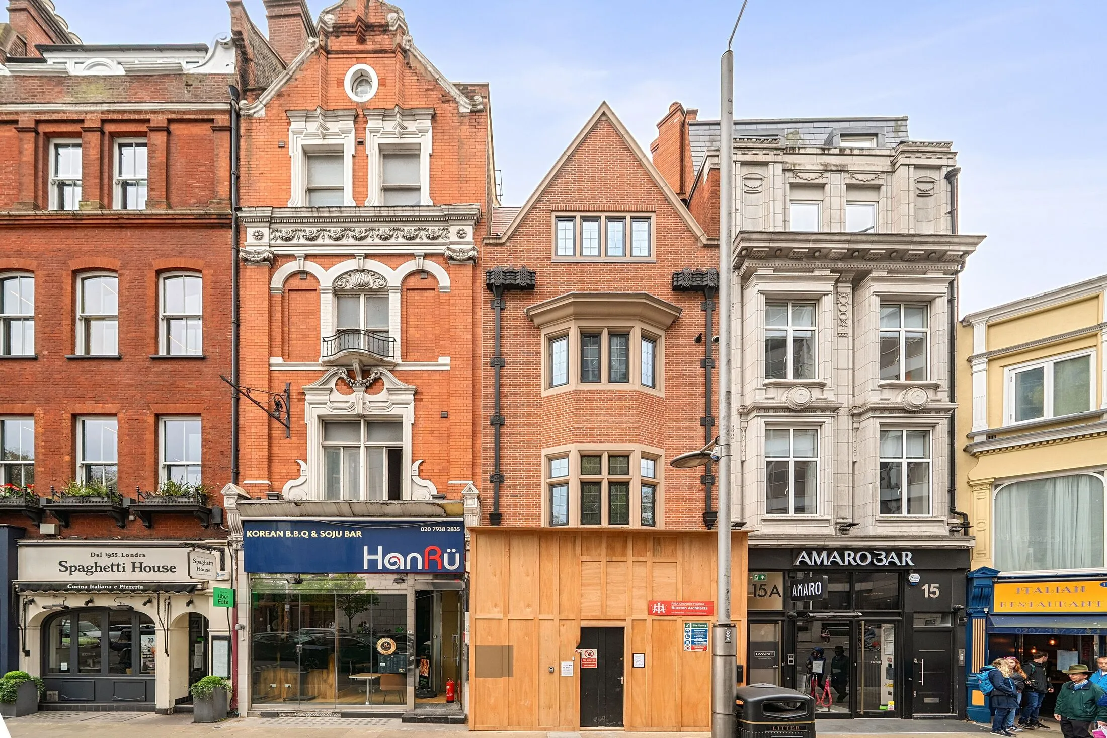 Flat Kensington Court in Greater London
