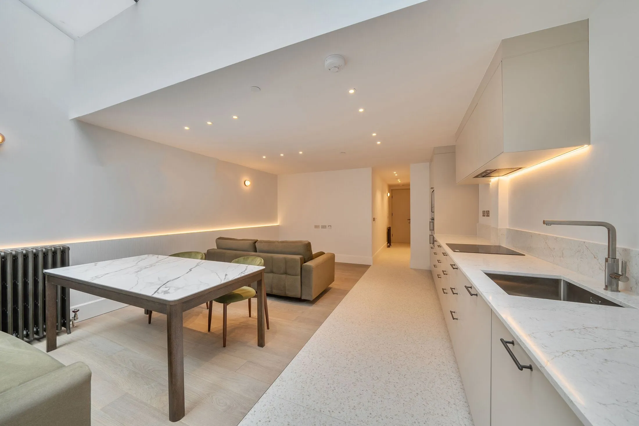 Flat Kensington Court in Greater London