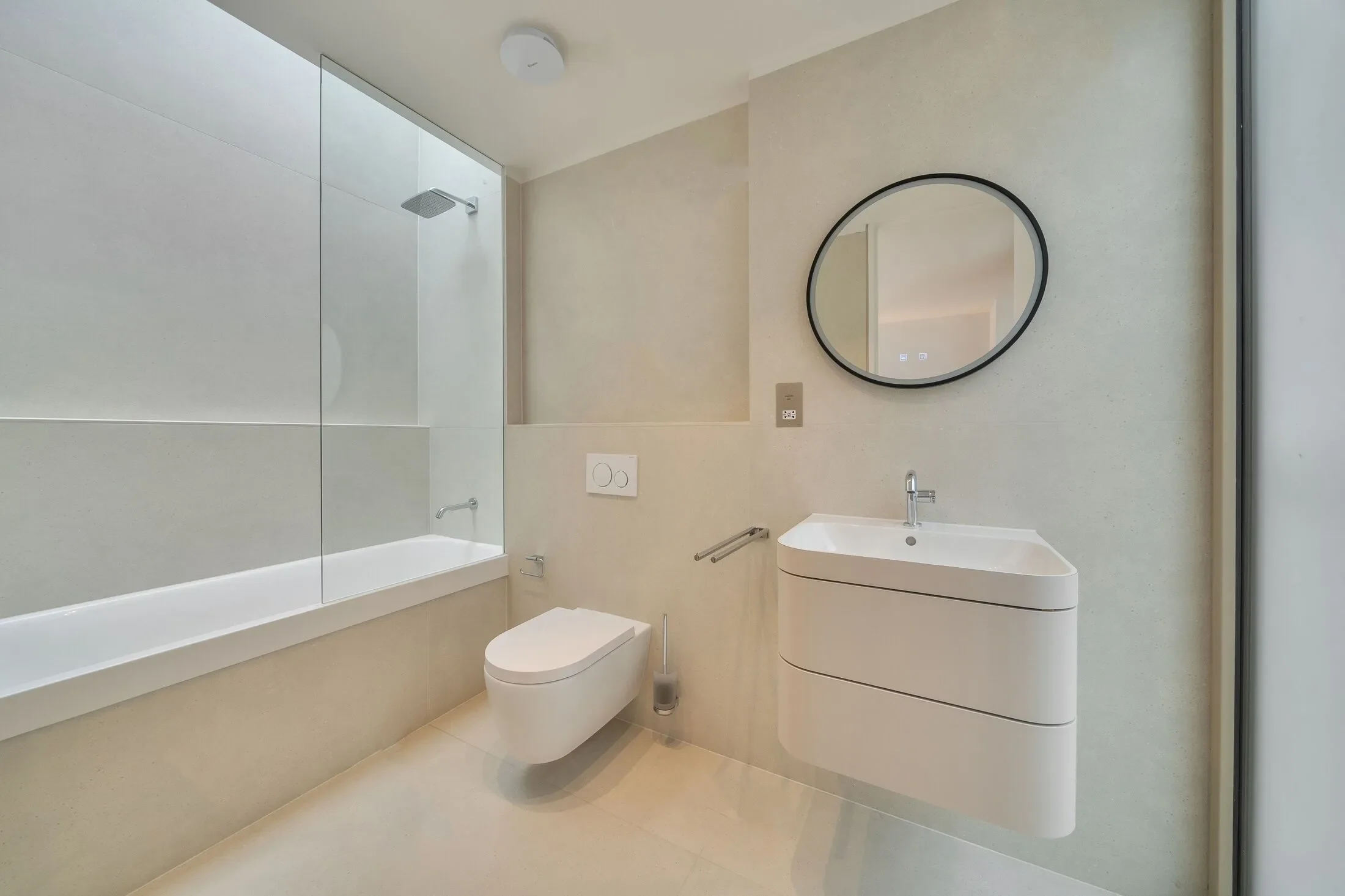 Flat Kensington Court in Greater London