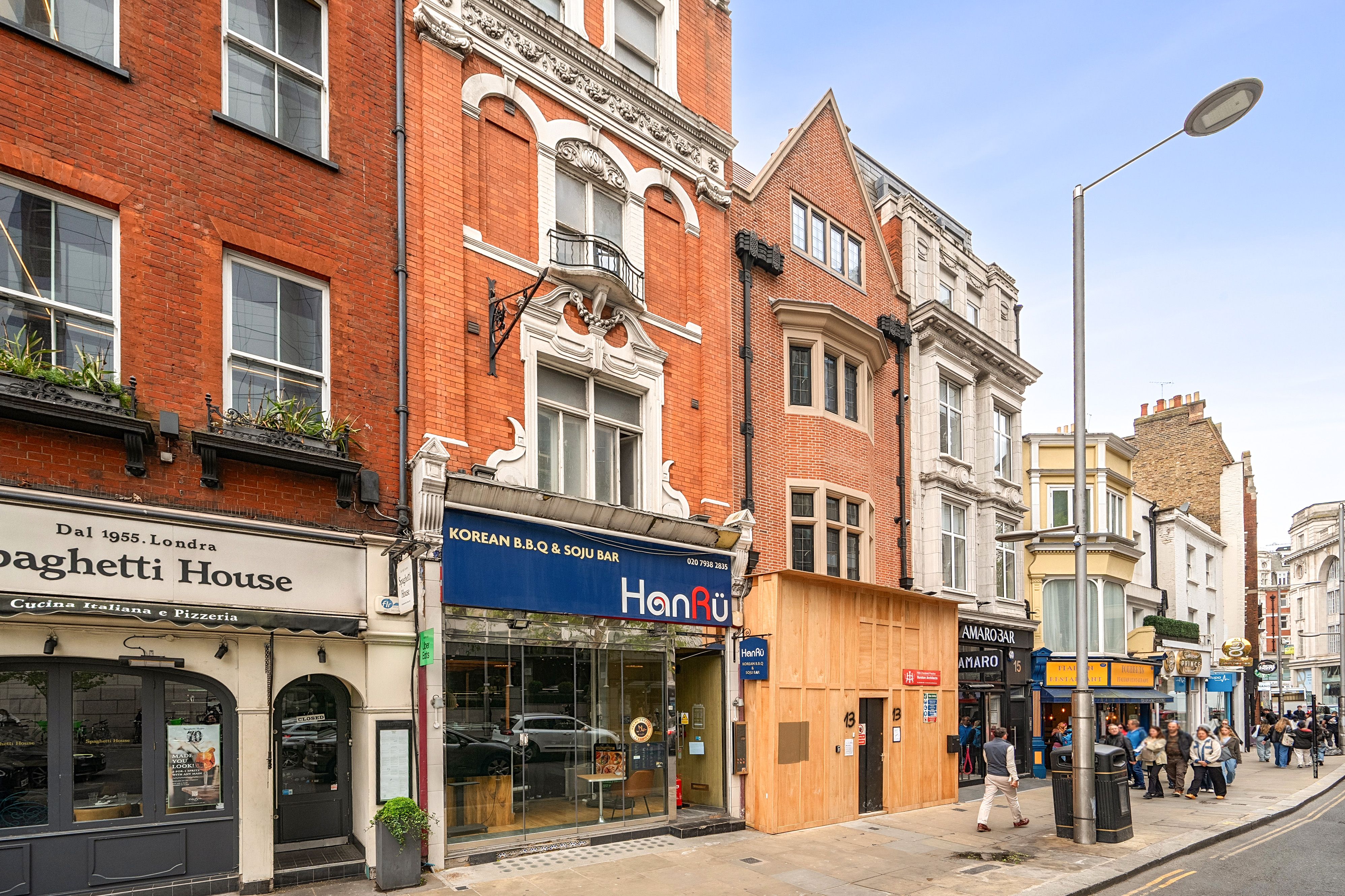 Flat Kensington Court in Greater London