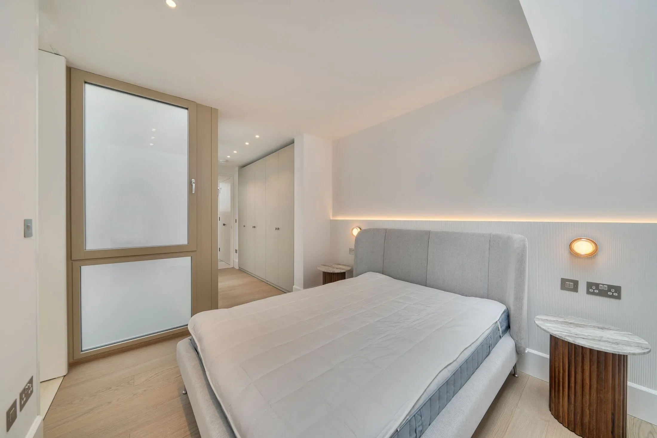 Flat Kensington Court in Greater London