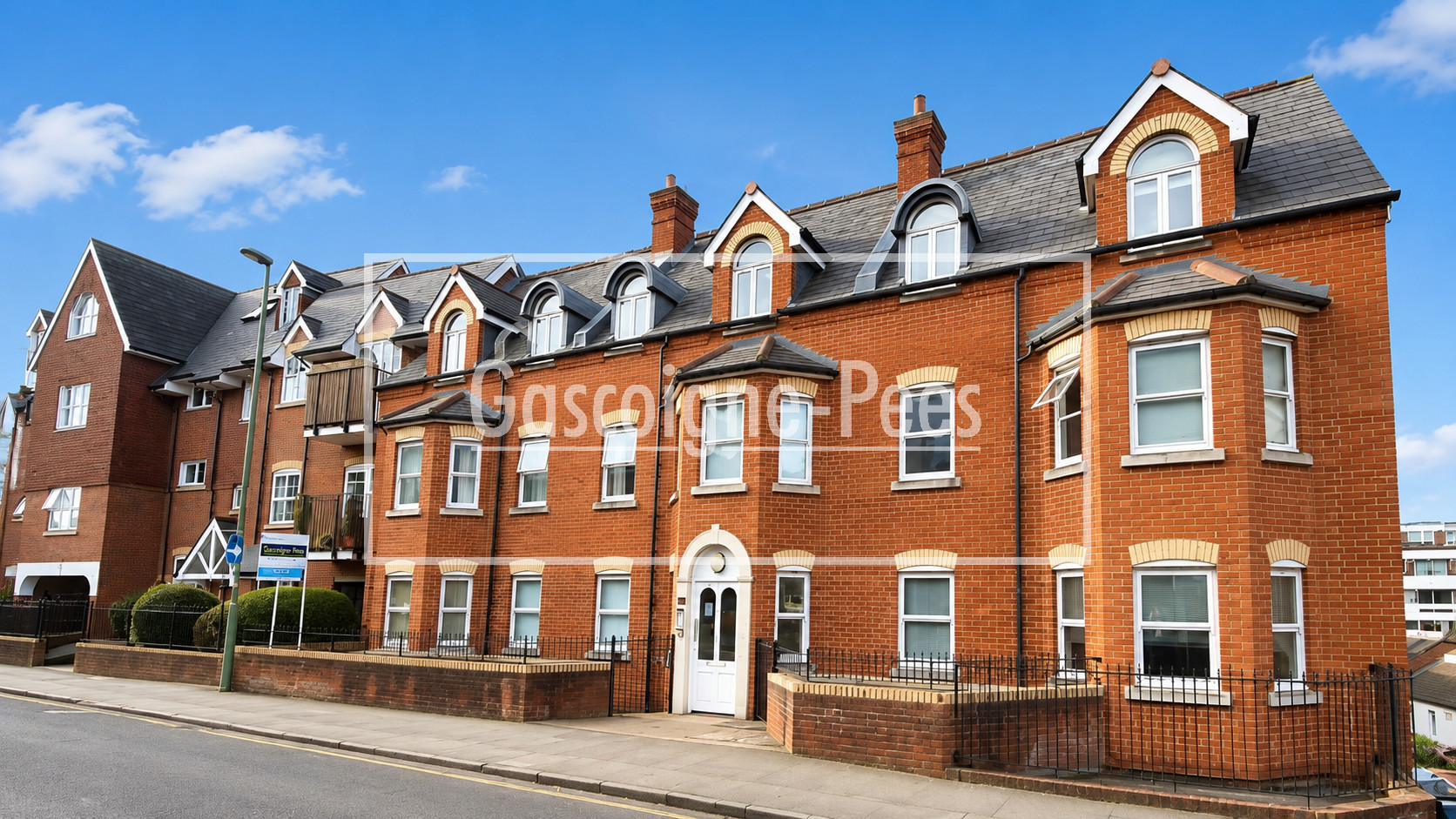 Flat Station Approach in Guildford