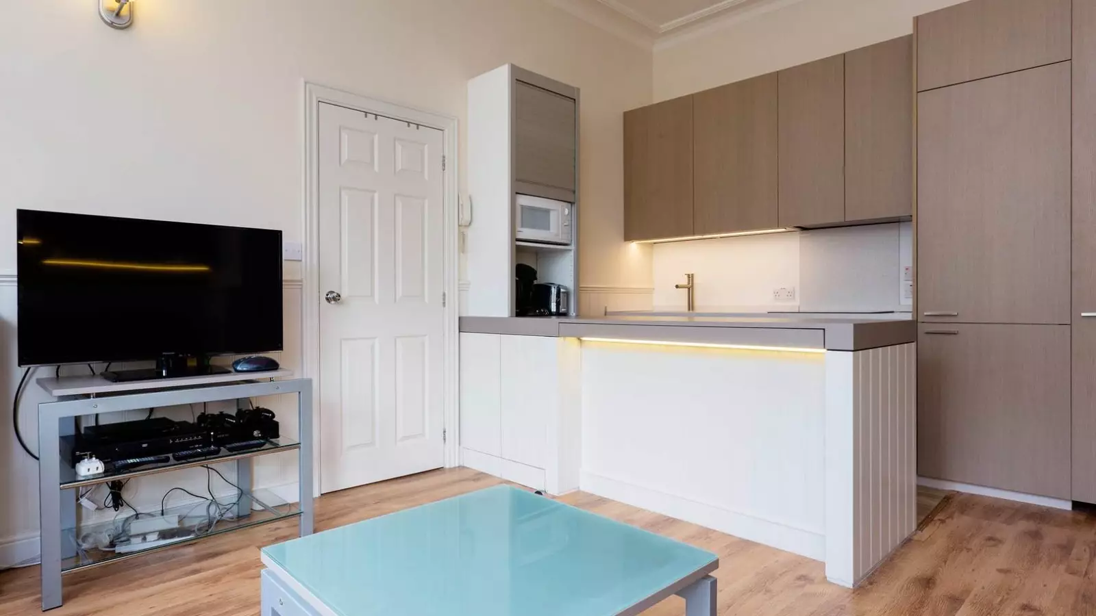 Flat Sinclair Gardens in Greater London