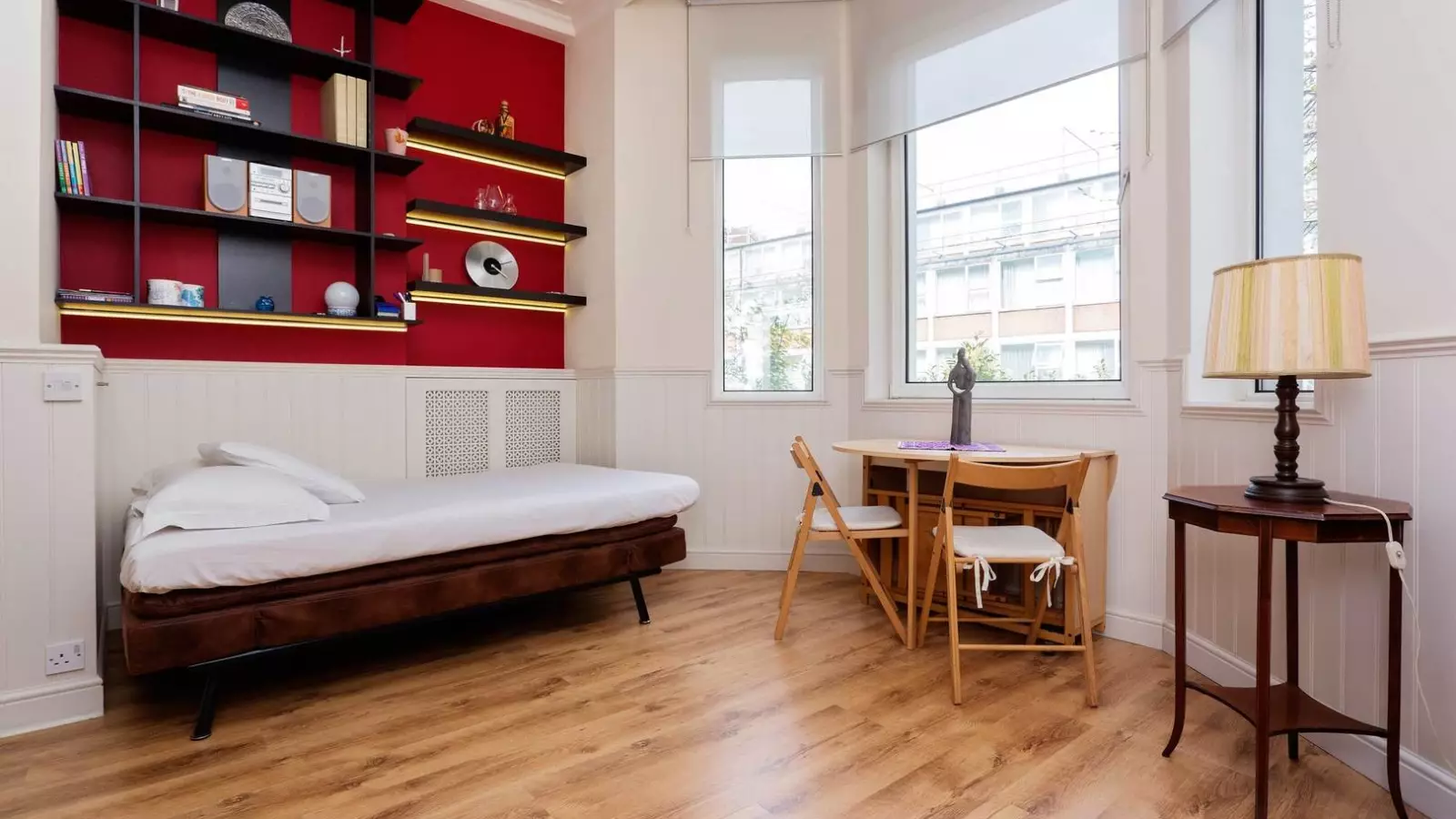Flat Sinclair Gardens in Greater London