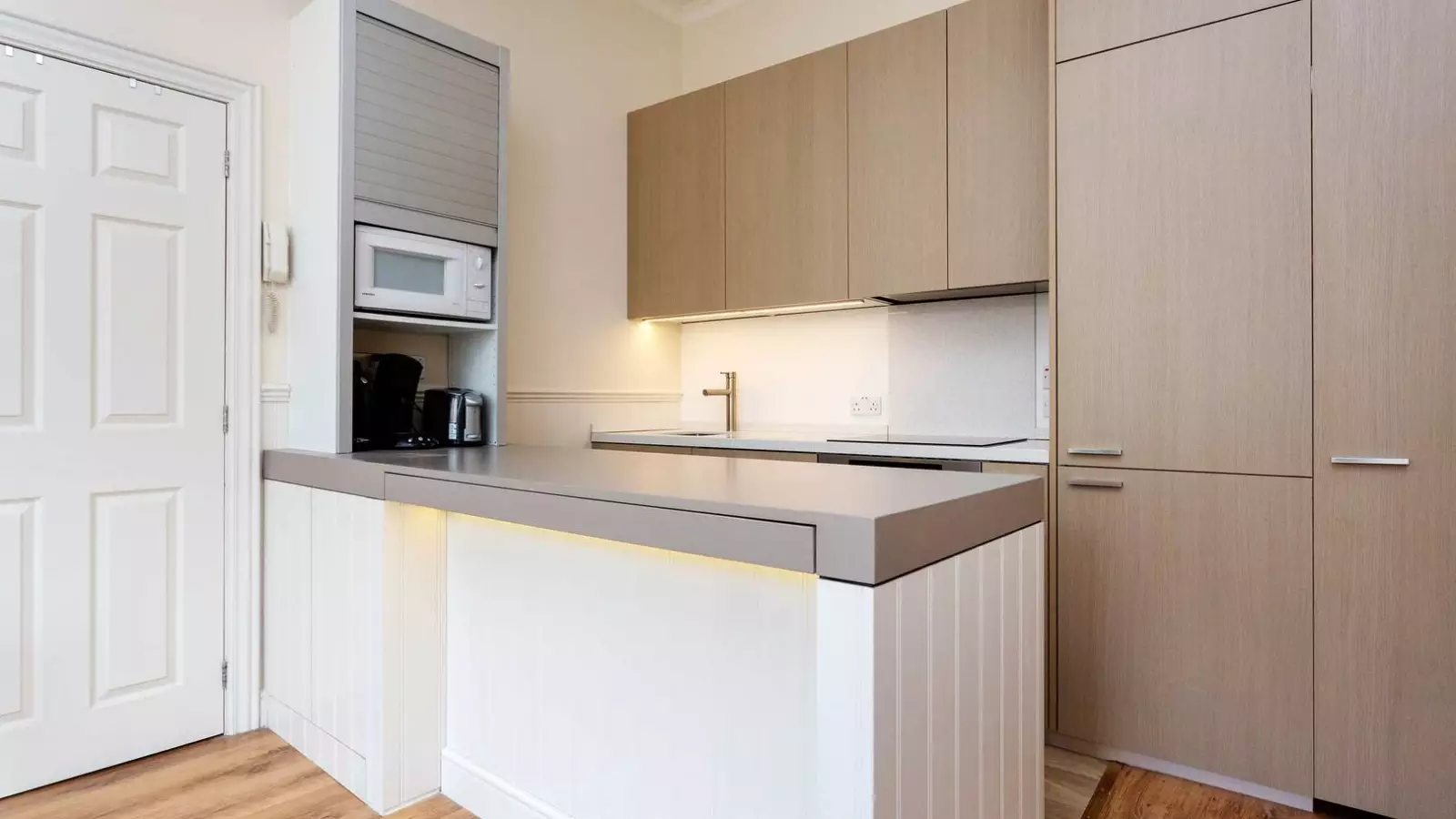 Flat Sinclair Gardens in Greater London