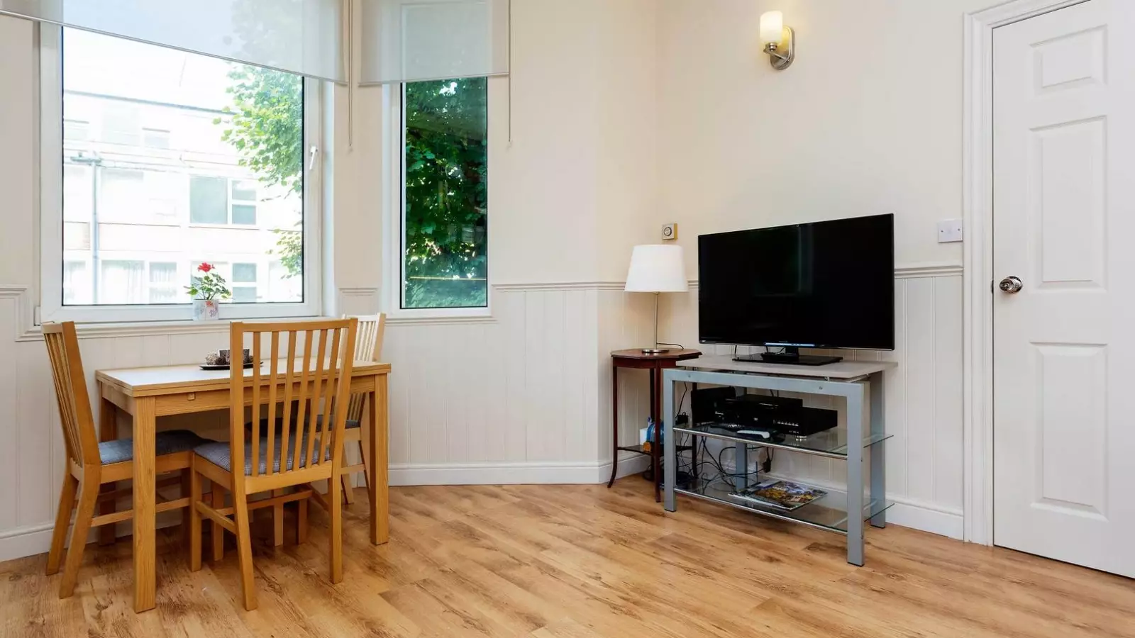 Flat Sinclair Gardens in Greater London