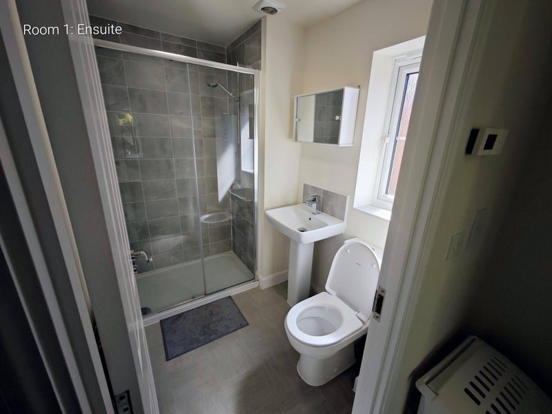 Room Ashcott Avenue in Leicester