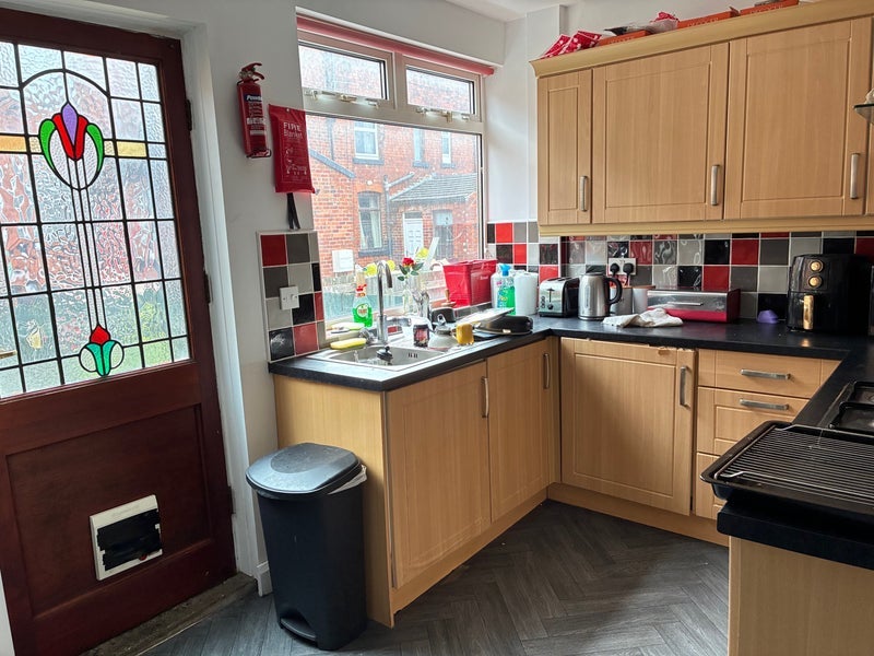 Room Cross Chestnut Grove in Leeds