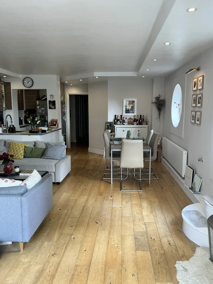Flat Westferry Road in Greater London