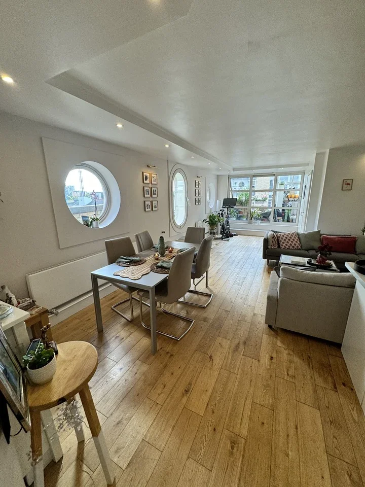Flat Westferry Road in Greater London