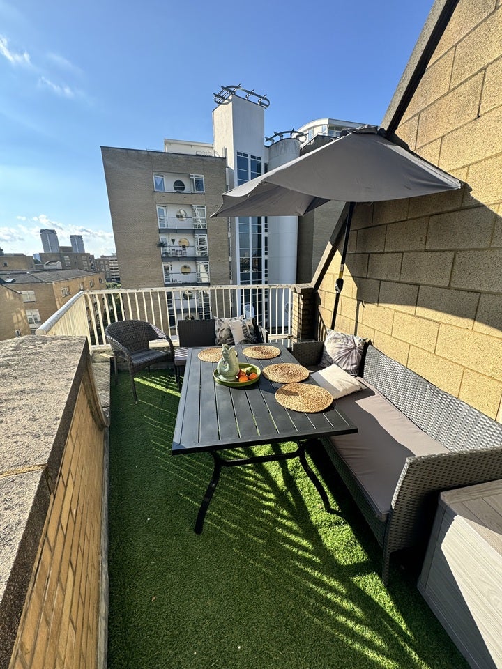 Flat Westferry Road in Greater London