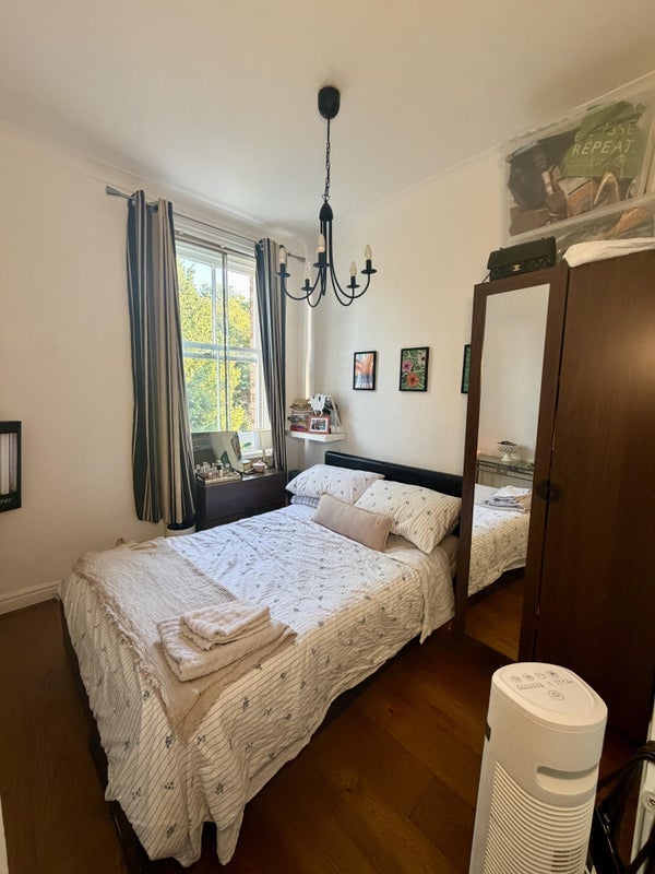 Room Flanders Road in Greater London