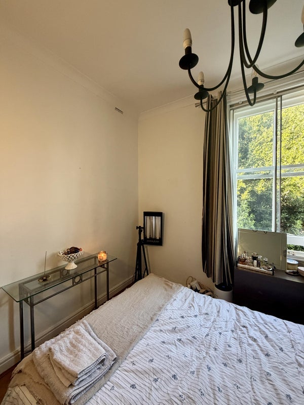 Room Flanders Road in Greater London