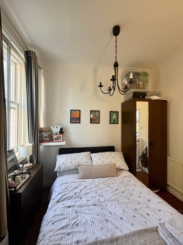 Room Flanders Road in Greater London