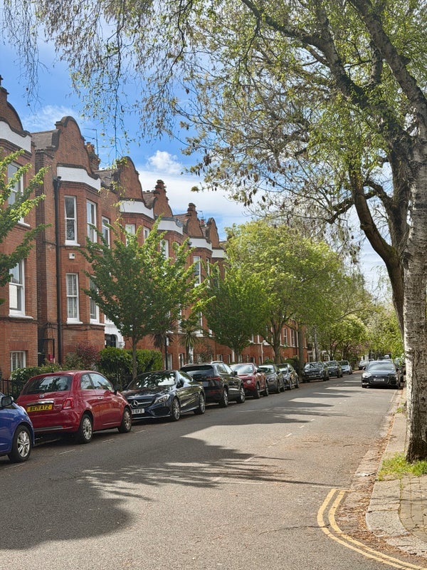 Room Flanders Road in Greater London