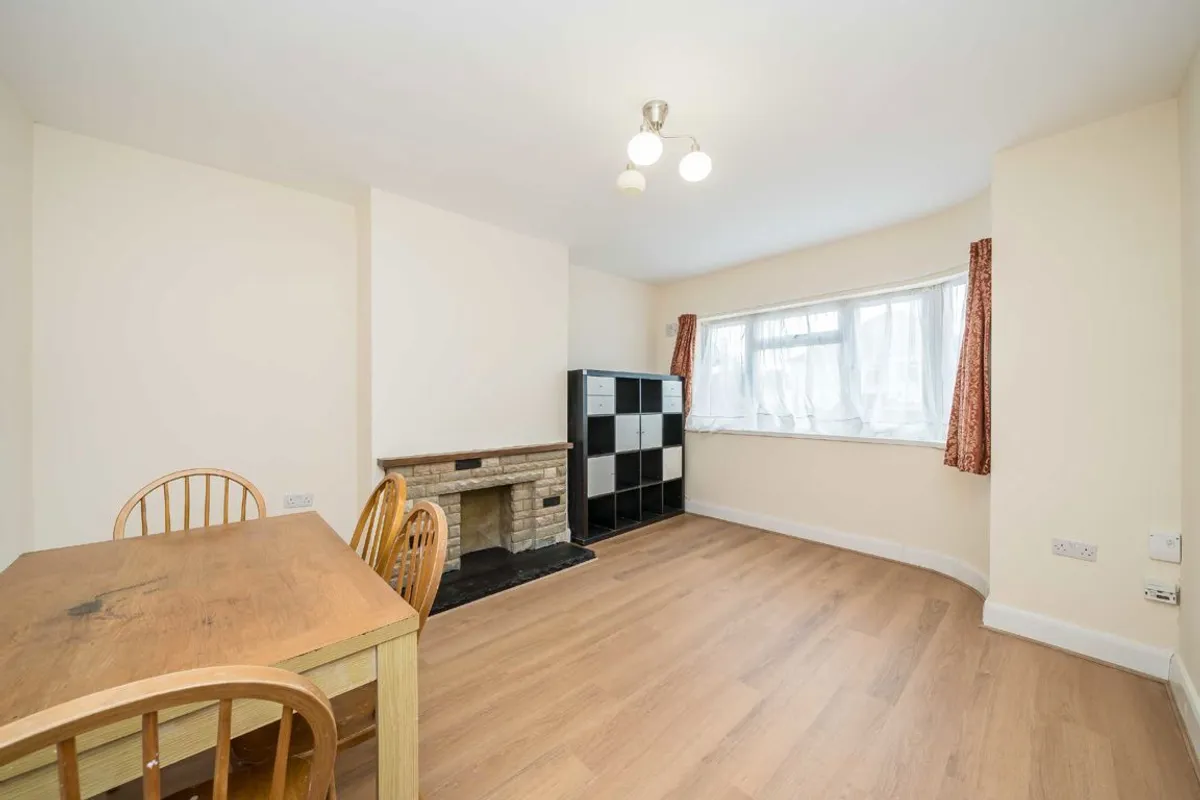 Flat Redesdale Gardens in Greater London