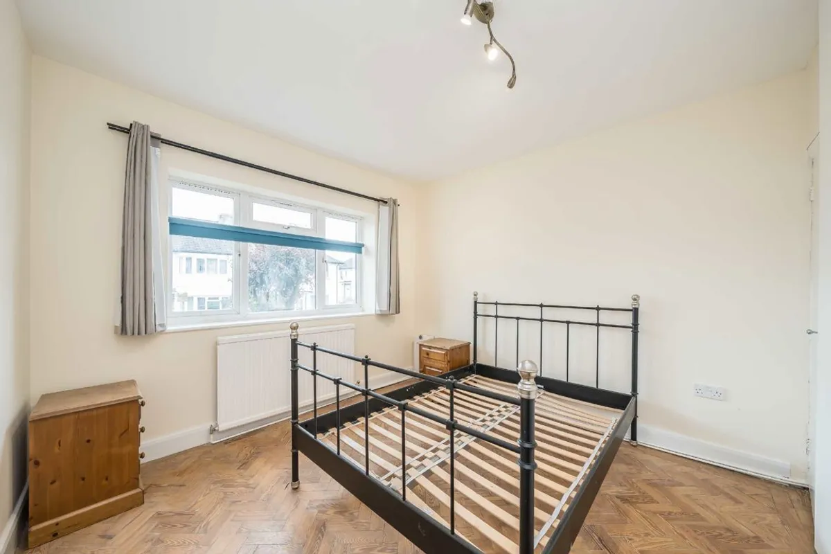 Flat Redesdale Gardens in Greater London