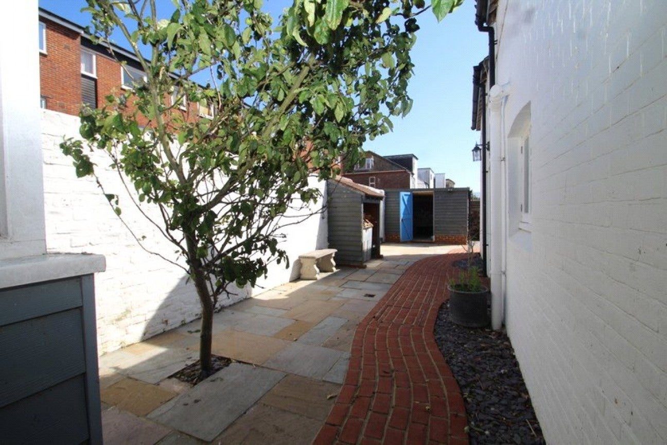 House New Road in Arun