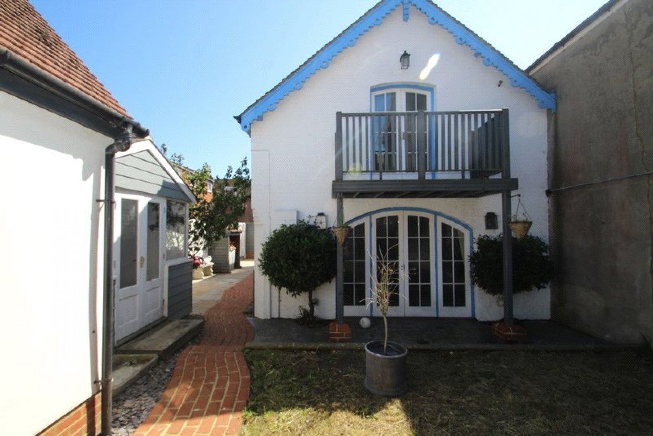 House New Road in Arun