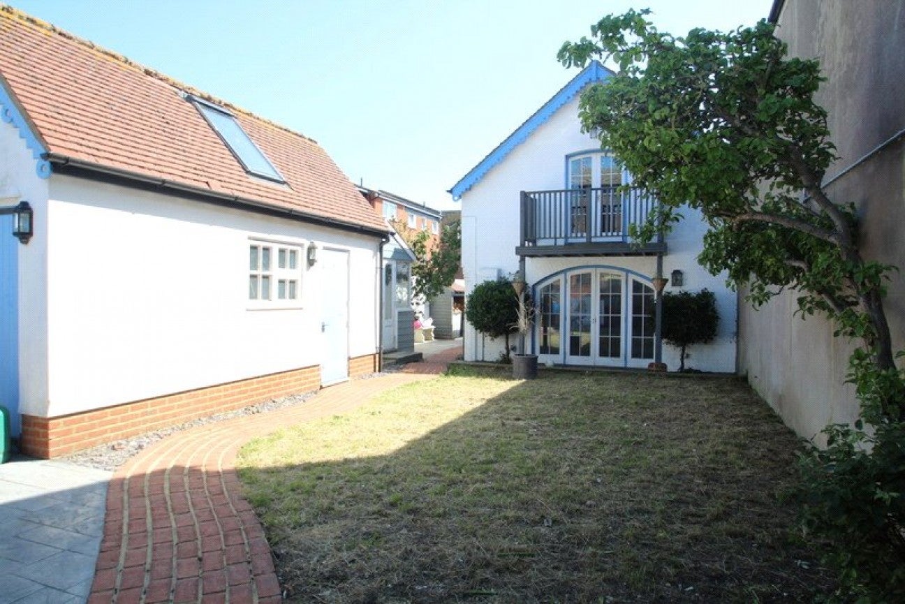 House New Road in Arun