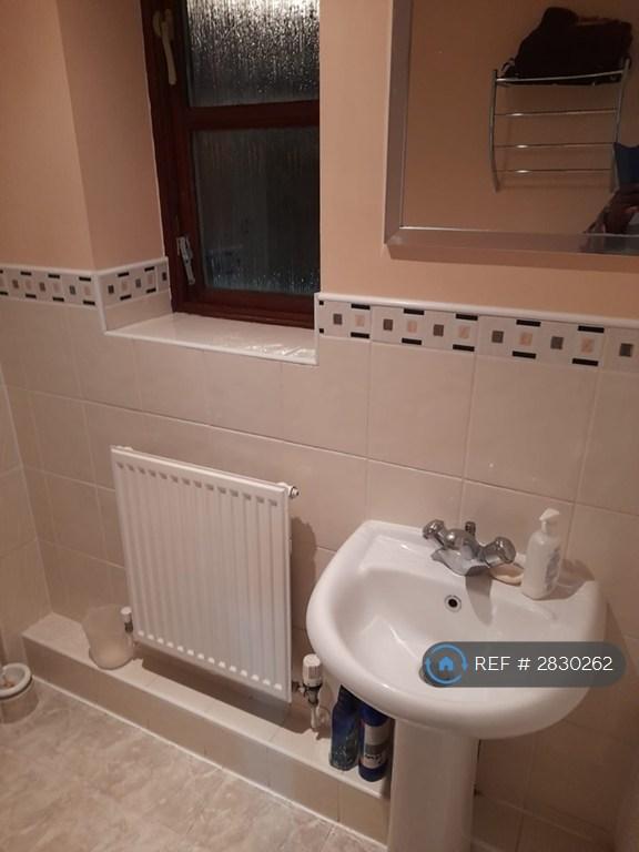 Room Ashford Crescent in Milton Keynes