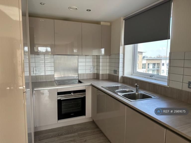 Flat Vicus Way in Maidenhead