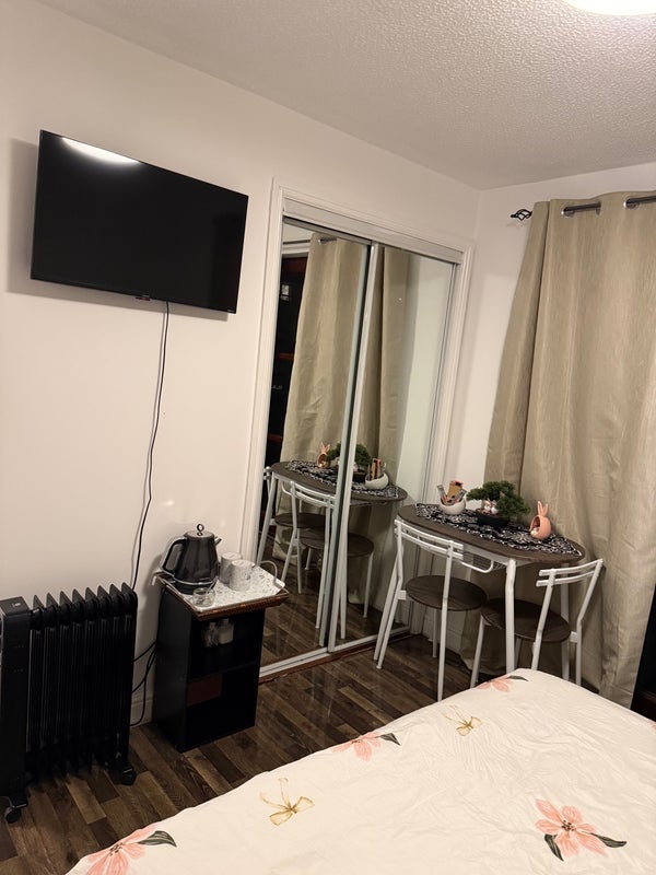Room Errol Gardens in Glasgow