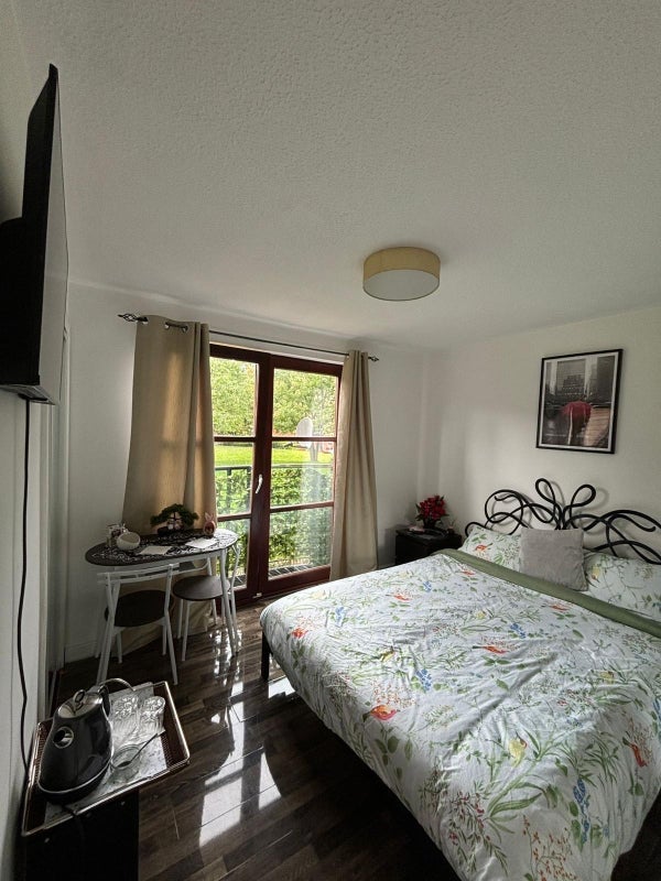 Room Errol Gardens in Glasgow