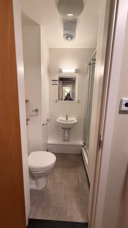 Room Settles Street in Greater London
