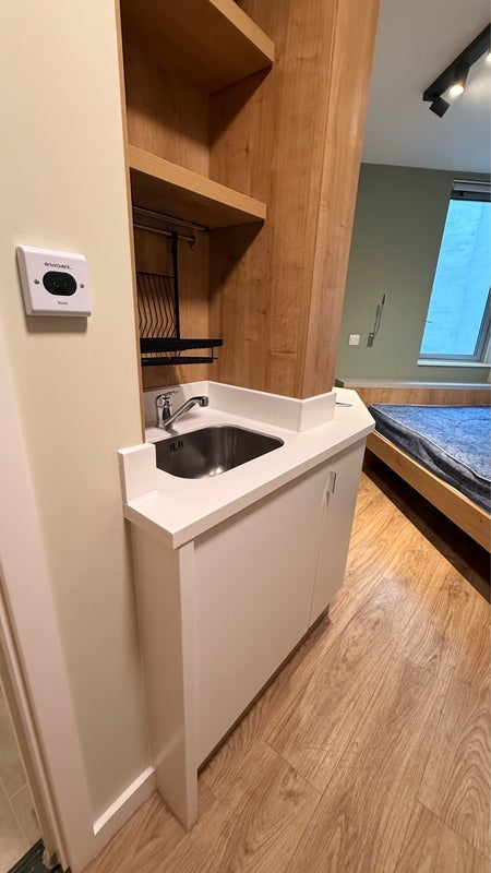 Room Settles Street in Greater London