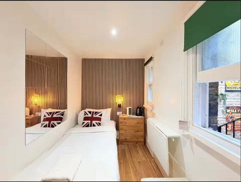 Room Whitechapel High Street in Greater London