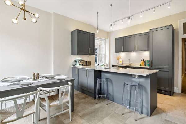 Flat Bonneville Gardens in Greater London