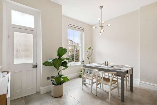 Flat Bonneville Gardens in Greater London